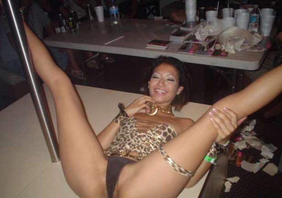 15P Pictures of a sexy bombshell stripper