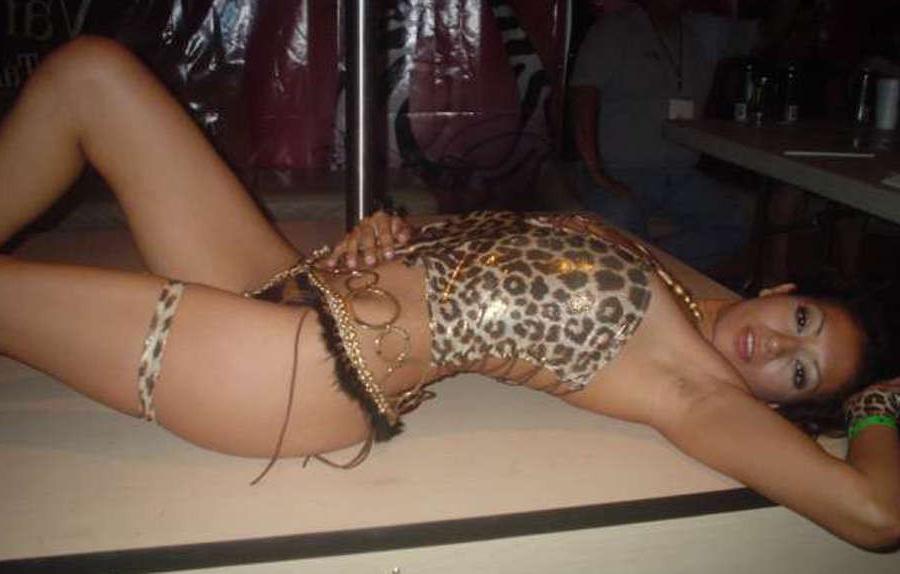 15P Pictures of a sexy bombshell stripper