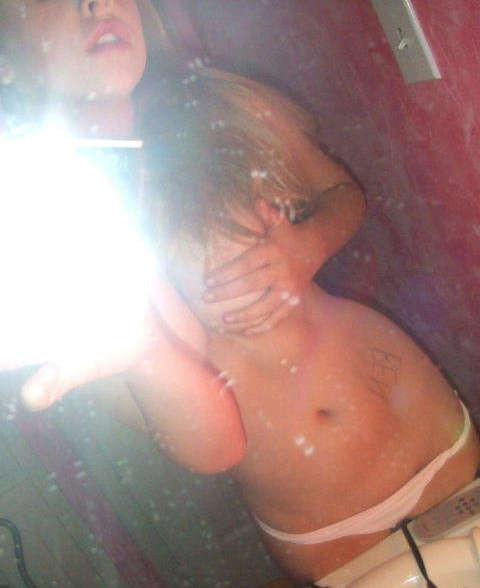 16P Naughty amateur hottie and her bedroom selfpics