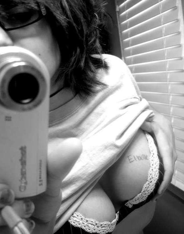 15P Pictures of an amateur cutie's bedroom selfpics