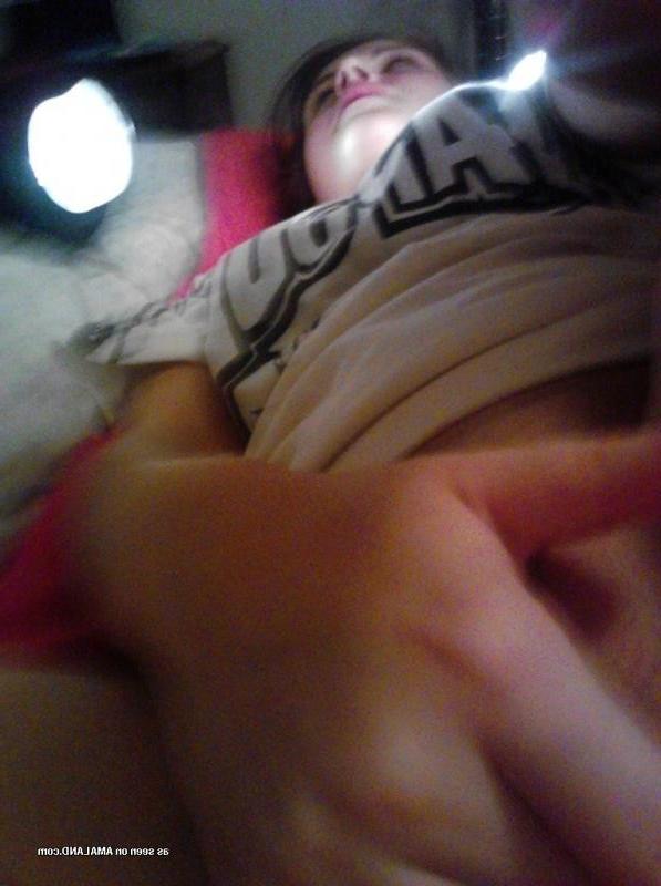 10P Horny teen playing with her shaved pussy in the bedroom
