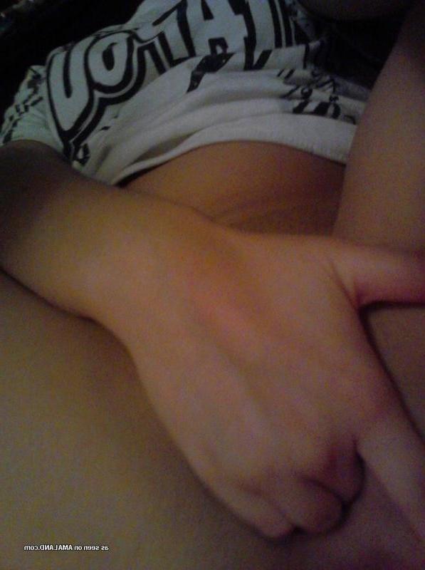 10P Horny teen playing with her shaved pussy in the bedroom