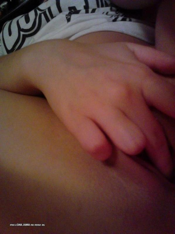 10P Horny teen playing with her shaved pussy in the bedroom