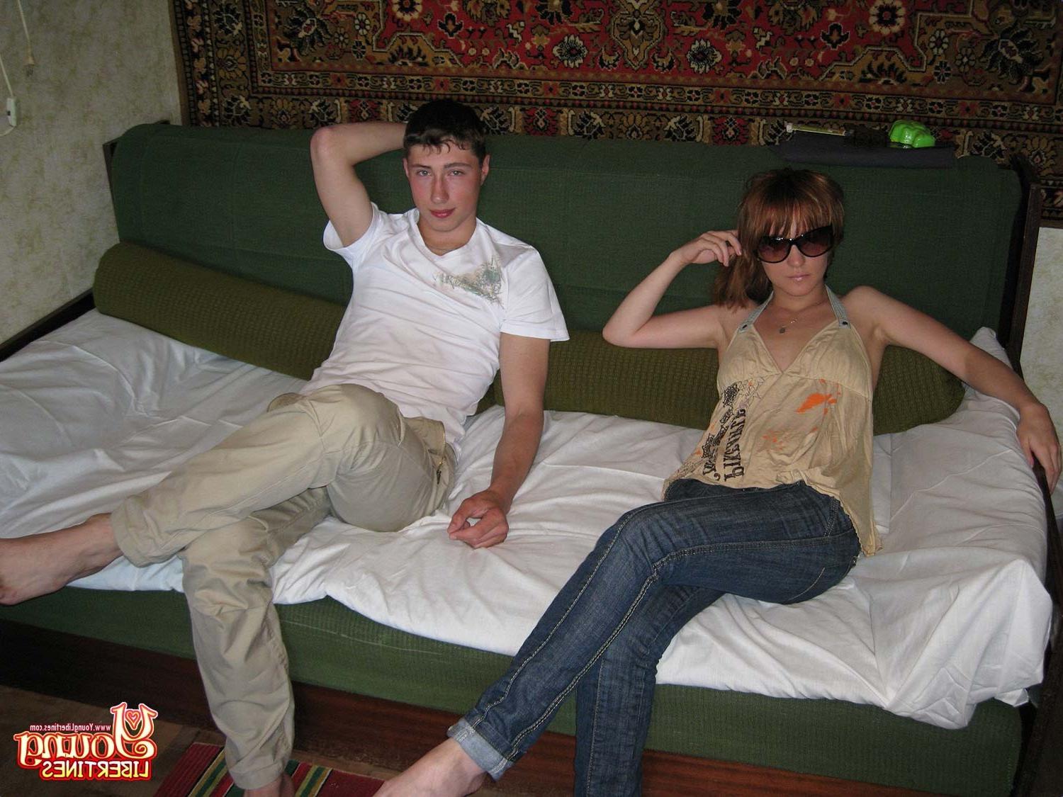 16P Amateur wearing sunglasses during sex