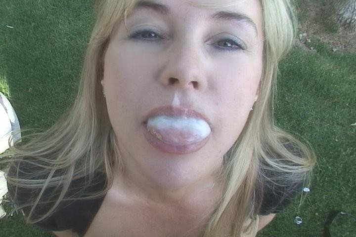 14P Housewife giving a blowjob in the park