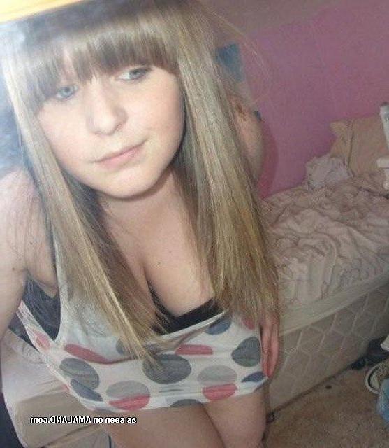 10P Collection of a busty teen camwhoring in her lingerie