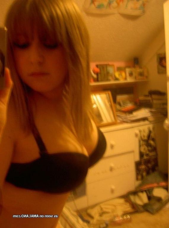 10P Collection of a busty teen camwhoring in her lingerie