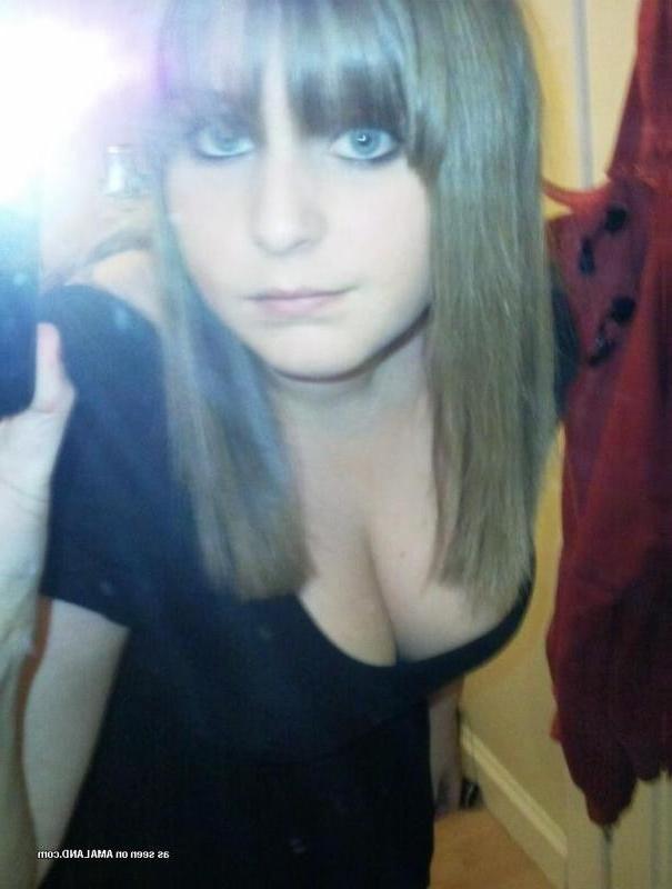 10P Collection of a busty teen camwhoring in her lingerie