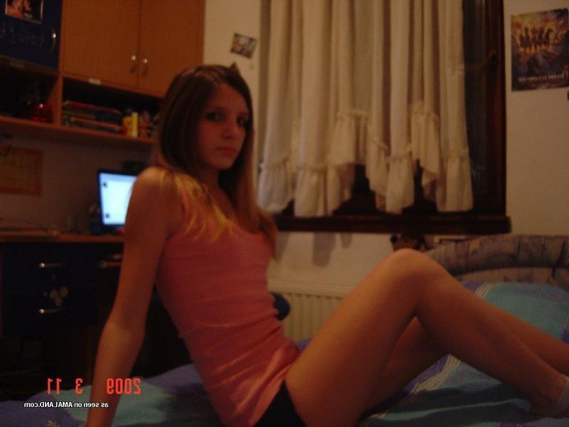 14P Sexy amateur chick camwhoring inside her bedroom