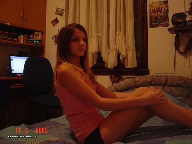 14P Sexy amateur chick camwhoring inside her bedroom
