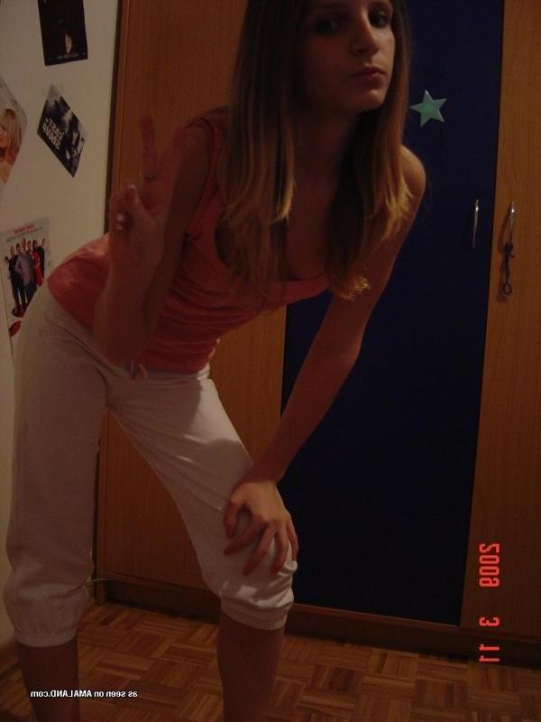 14P Sexy amateur chick camwhoring inside her bedroom