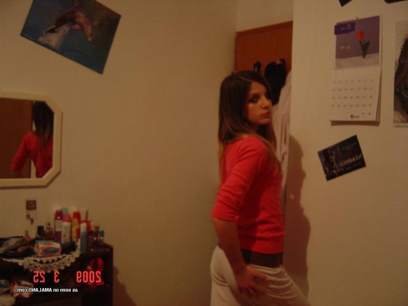 14P Sexy amateur chick camwhoring inside her bedroom