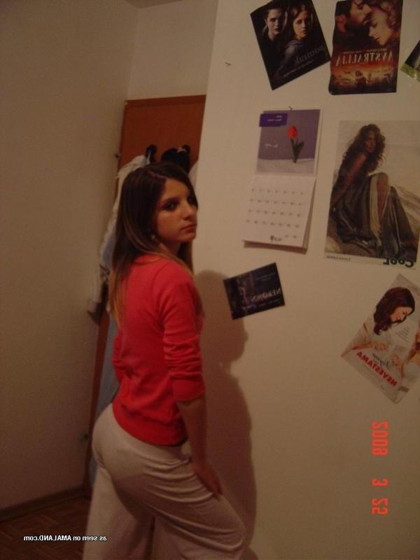 14P Sexy amateur chick camwhoring inside her bedroom