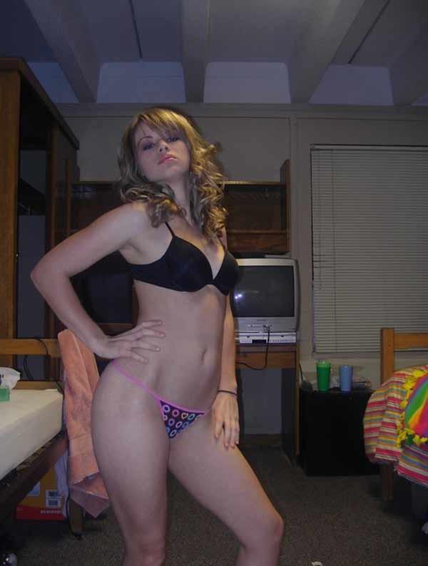 16P Nice selection of an amateur kinky bombshell's hot selfpics