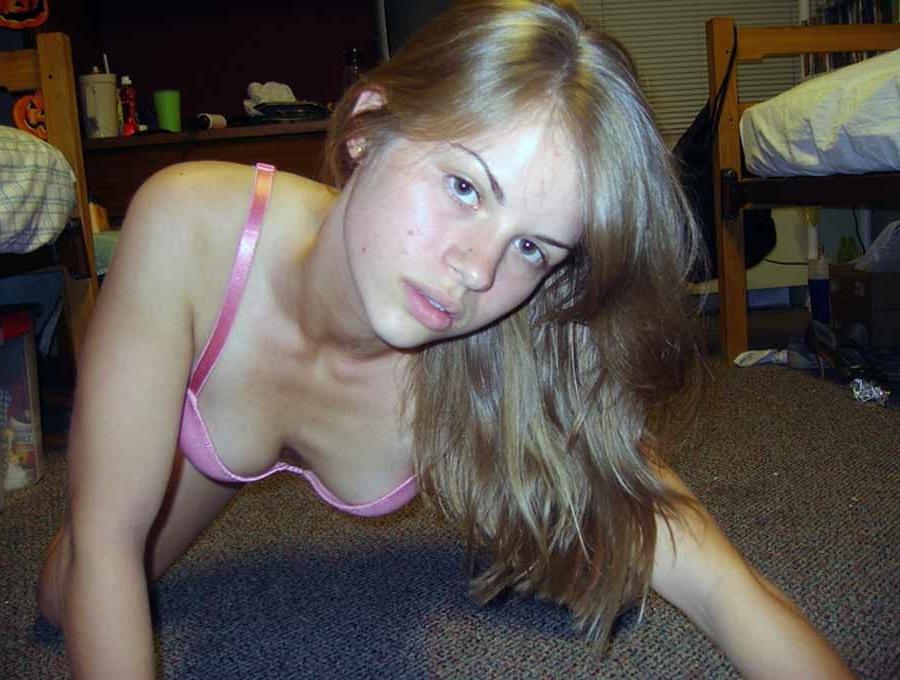 16P Nice selection of an amateur kinky bombshell's hot selfpics