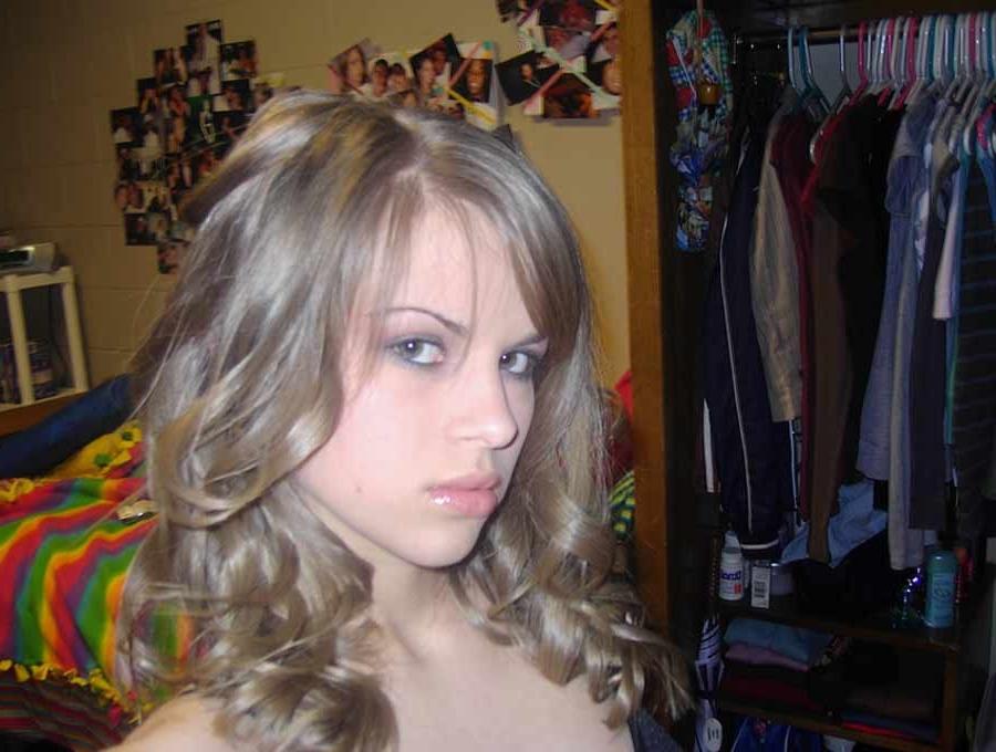 16P Nice selection of an amateur kinky bombshell's hot selfpics