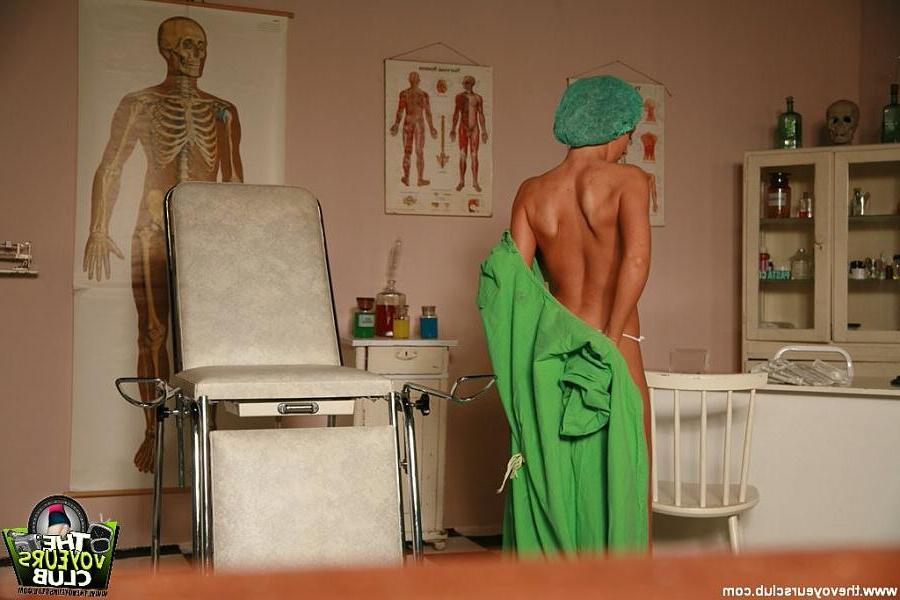 15P Babe masturbating on hidden doctors office cam