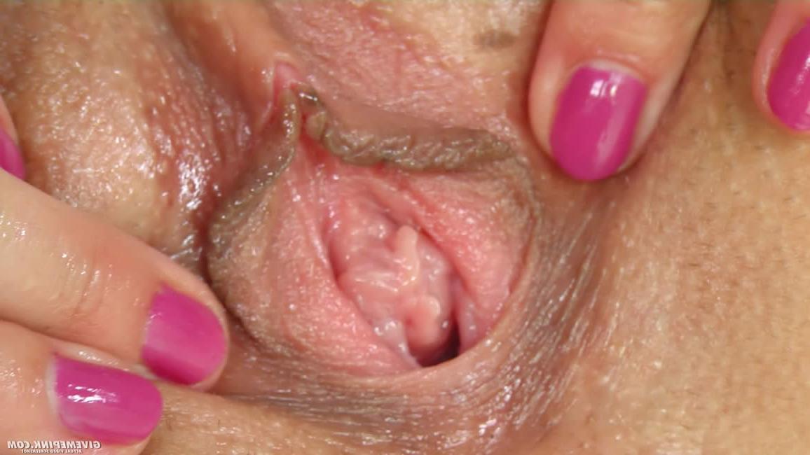 16P Naughty babe stuffs huge toys in her pussy and asshole