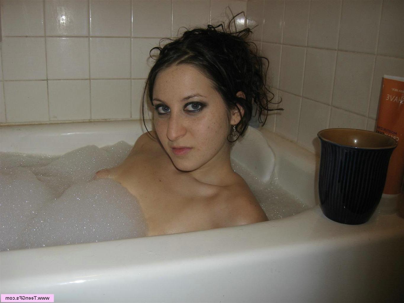 16P Amateur brunette teen penetrating herself in the bathtub