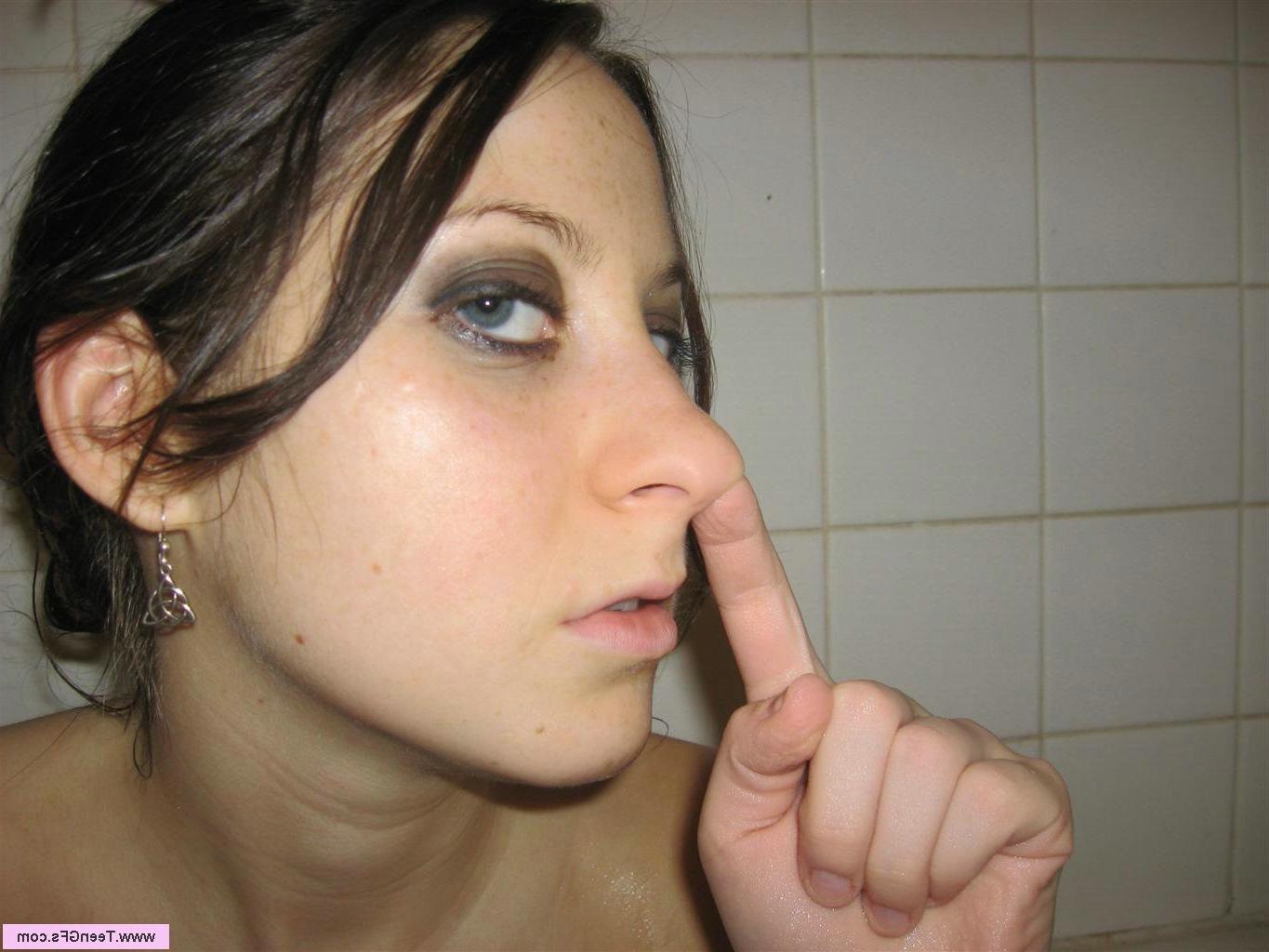 16P Amateur brunette teen penetrating herself in the bathtub
