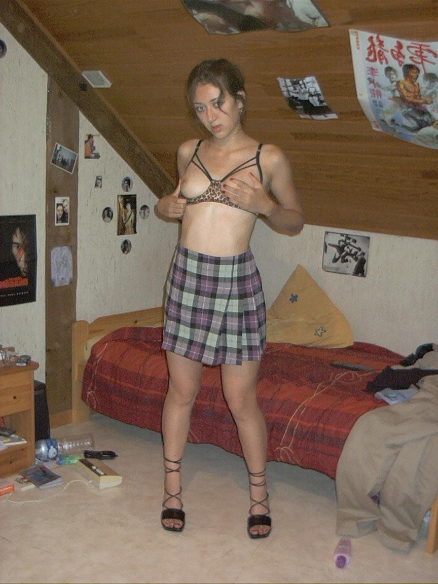 20P Brunette amateur girlfriend toying at home