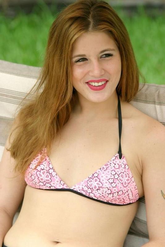 16P Amateur horny babe dildoing pussy hard in the park