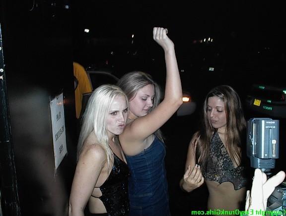 16P Drunk lezzie strapon romp