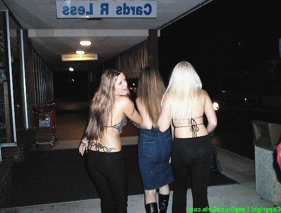 16P Drunk lezzie strapon romp