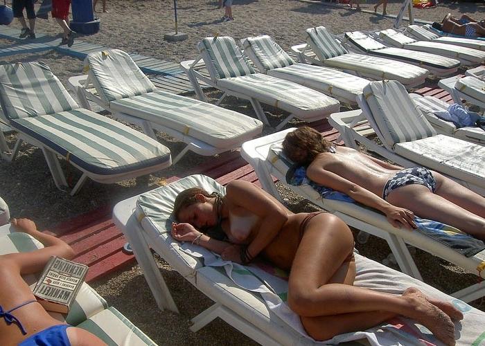 15P Pictures of sexy drunk babes naked and topless at the beach