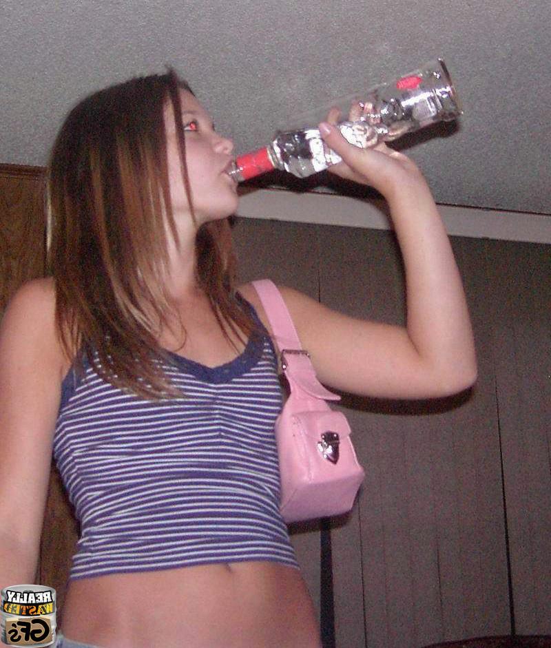 15P Drunk amateur girlfriends partying and flashing