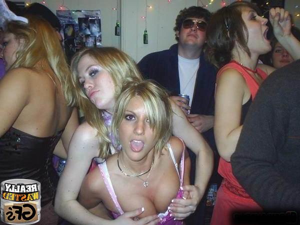 15P Drunk amateur girlfriends partying and flashing