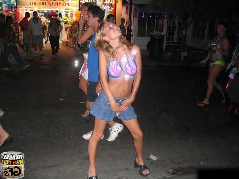 15P Drunk amateur girlfriends partying and flashing