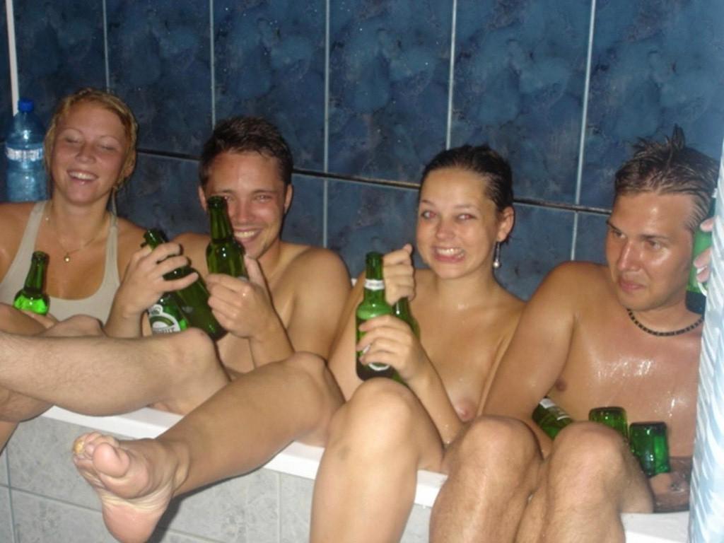 15P Random pics of drunk chicks having fun in wild parties