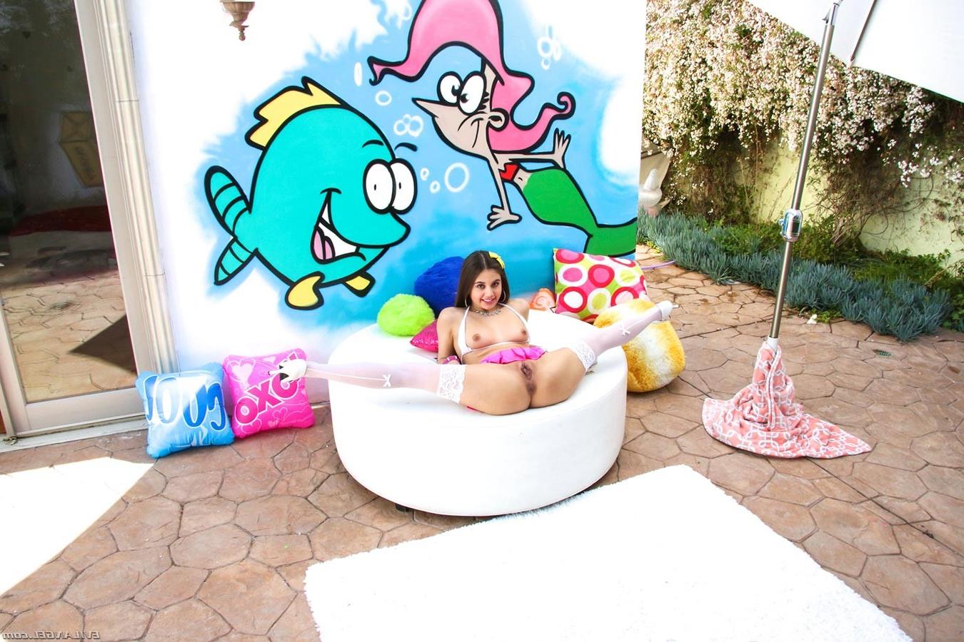 15P Lucy Doll shows her nice body