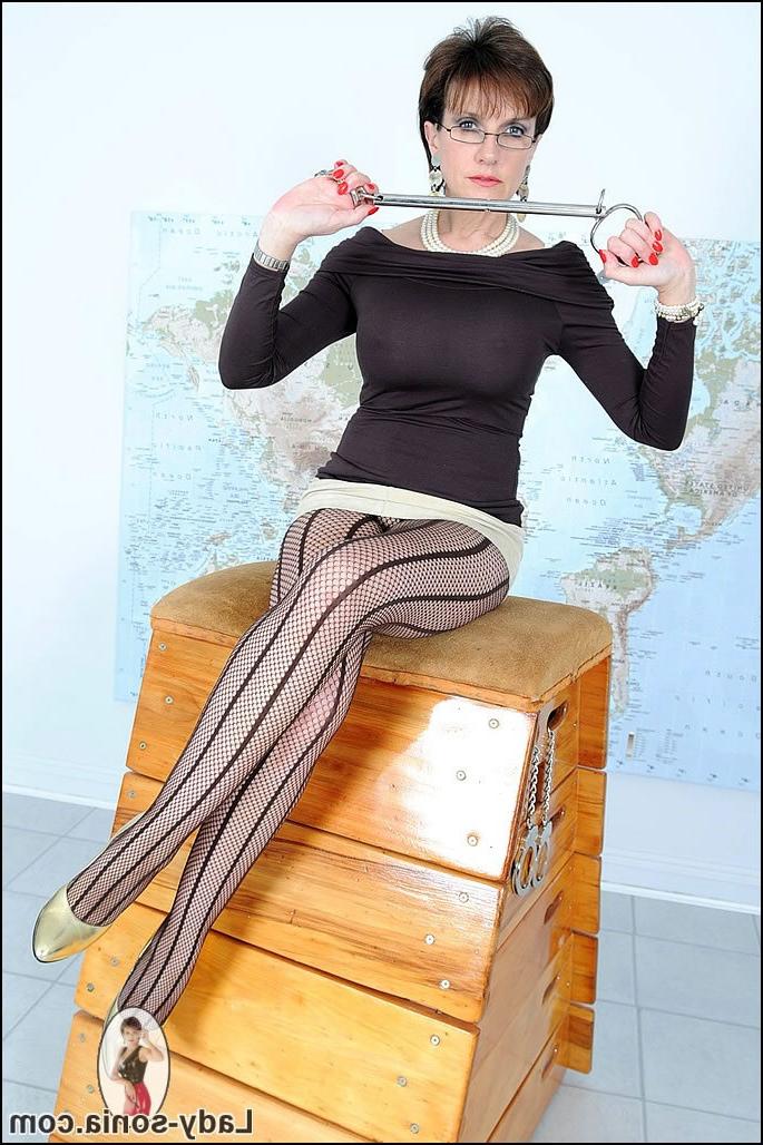 15P Mature long legs dominatrix in patterned pantyhose