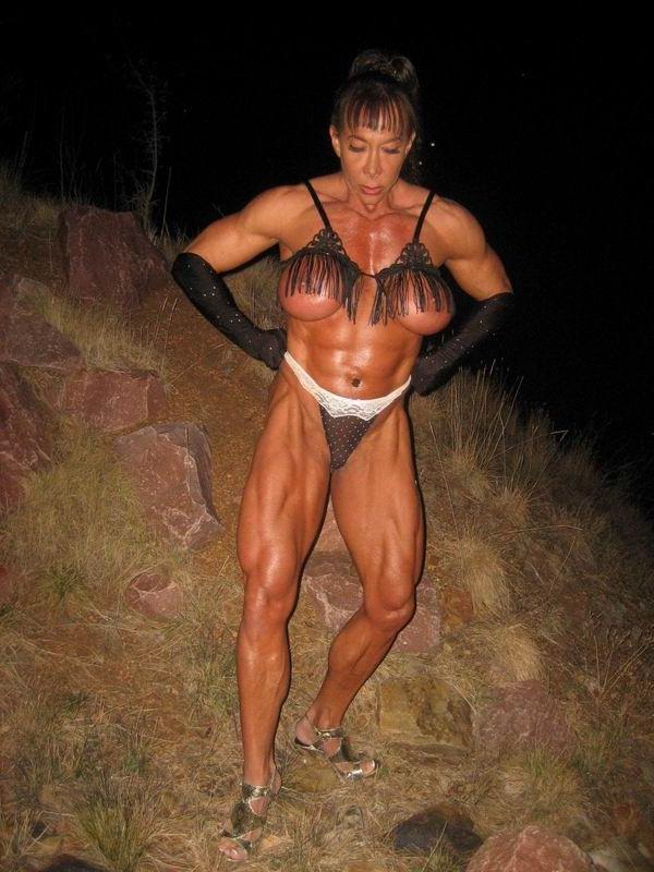 15P female bodybuilders show off their muscles