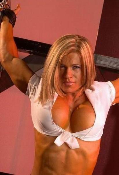 15P female bodybuilders show off their muscles