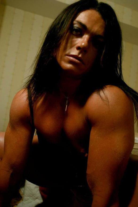 15P hot female bodybuilder shows off her muscles