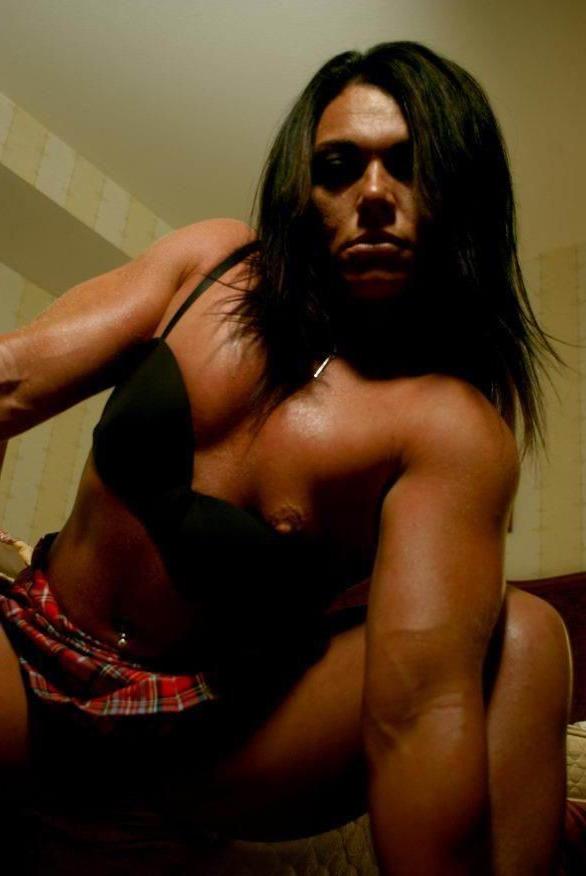 15P hot female bodybuilder shows off her muscles