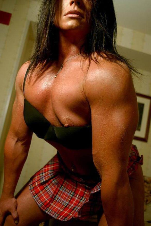 15P hot female bodybuilder shows off her muscles