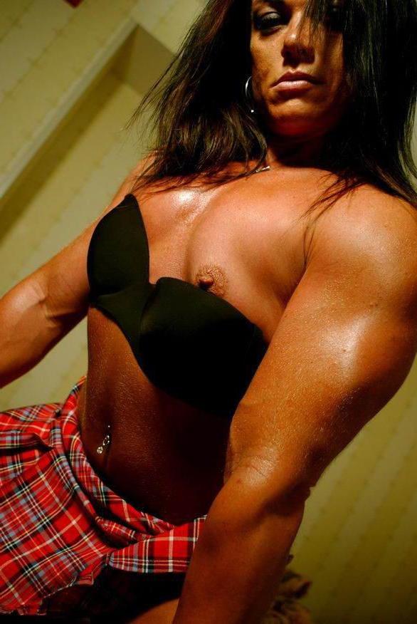 15P hot female bodybuilder shows off her muscles