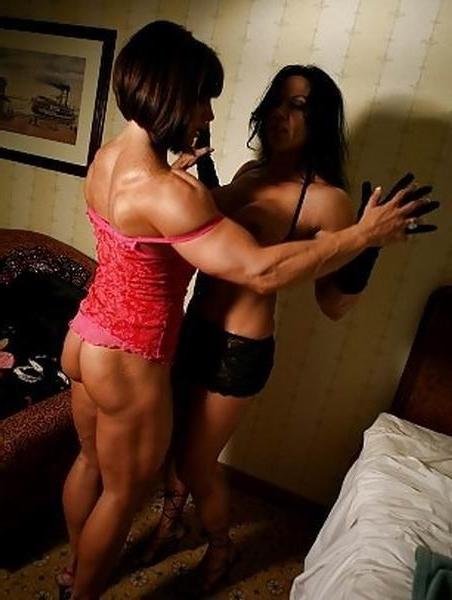 15P female bodybuilders posing and in action