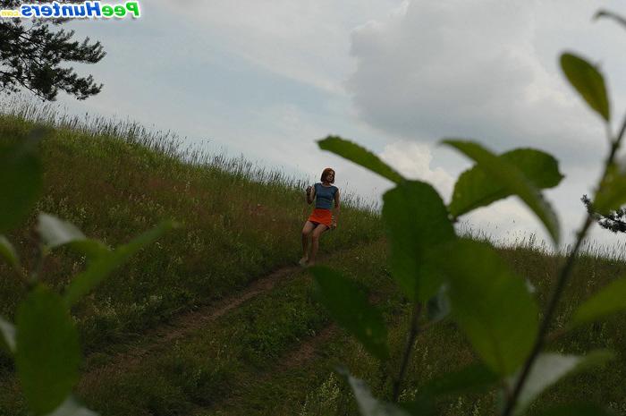 16P Redhead with a tight body takes a piss outdoors