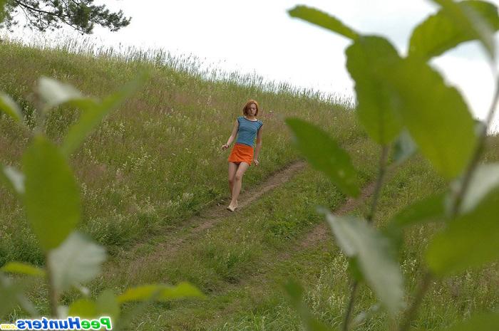 16P Redhead with a tight body takes a piss outdoors