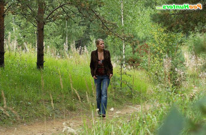 15P Blonde babe pull down her pants and takes a piss in the woods