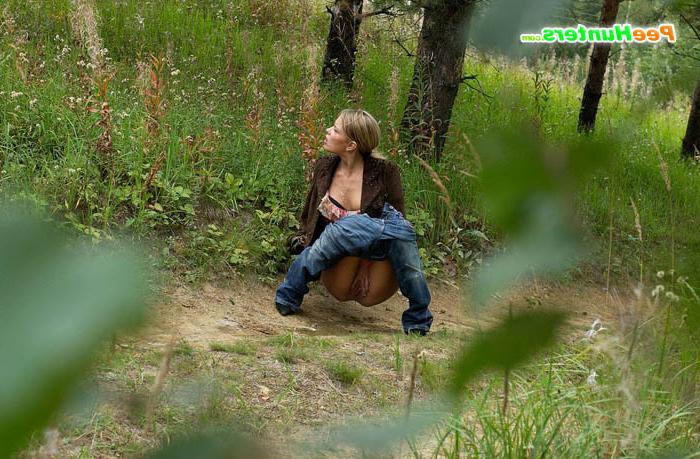 15P Blonde babe pull down her pants and takes a piss in the woods