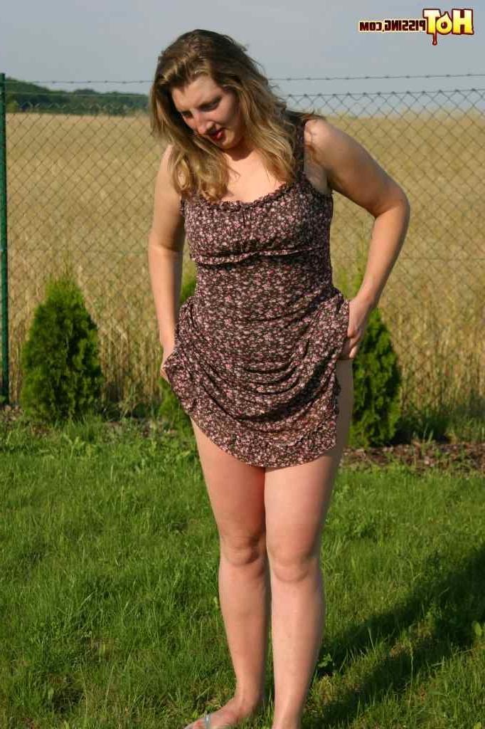 15P Slut pissing outdoors