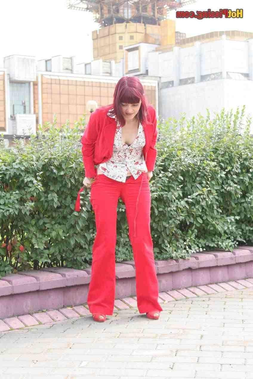 15P Slut pissing outdoors