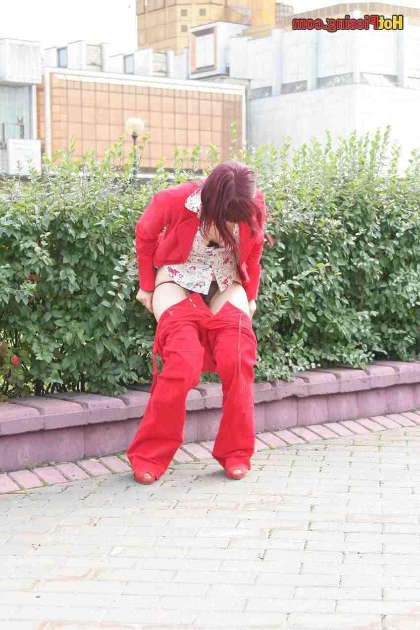 15P Slut pissing outdoors