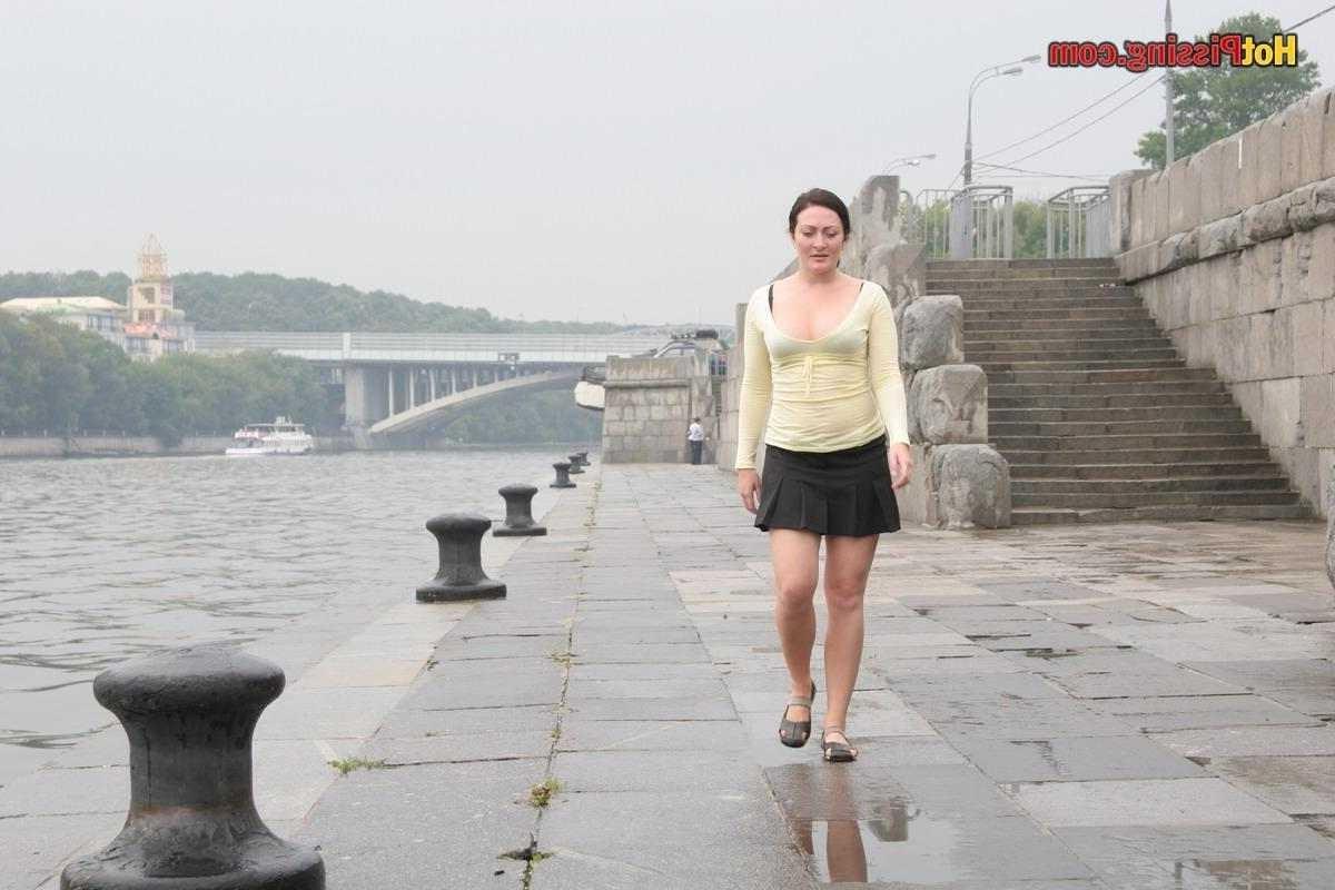15P Girl pissing outdoors